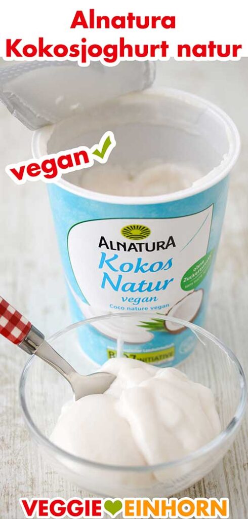 Alnatura Kokosjoghurt Ein Schälchen mit Alnatura Kokosjoghurt und ein offener Joghurtbecher