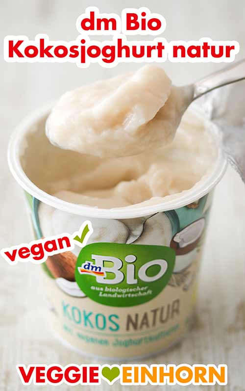 dm Bio Kokos Joghurt natur Ein geöffneter Becker Kokos Joghurt von dm und Kokosjoghurt auf einem Löffel