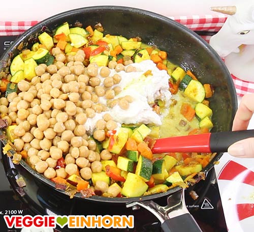Kokosmilch und Kichererbsen zufügen