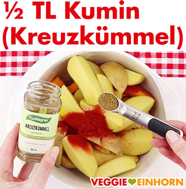 Kartoffel und Kürbisspalten würzen mit Kumin Kreuzkümmel.