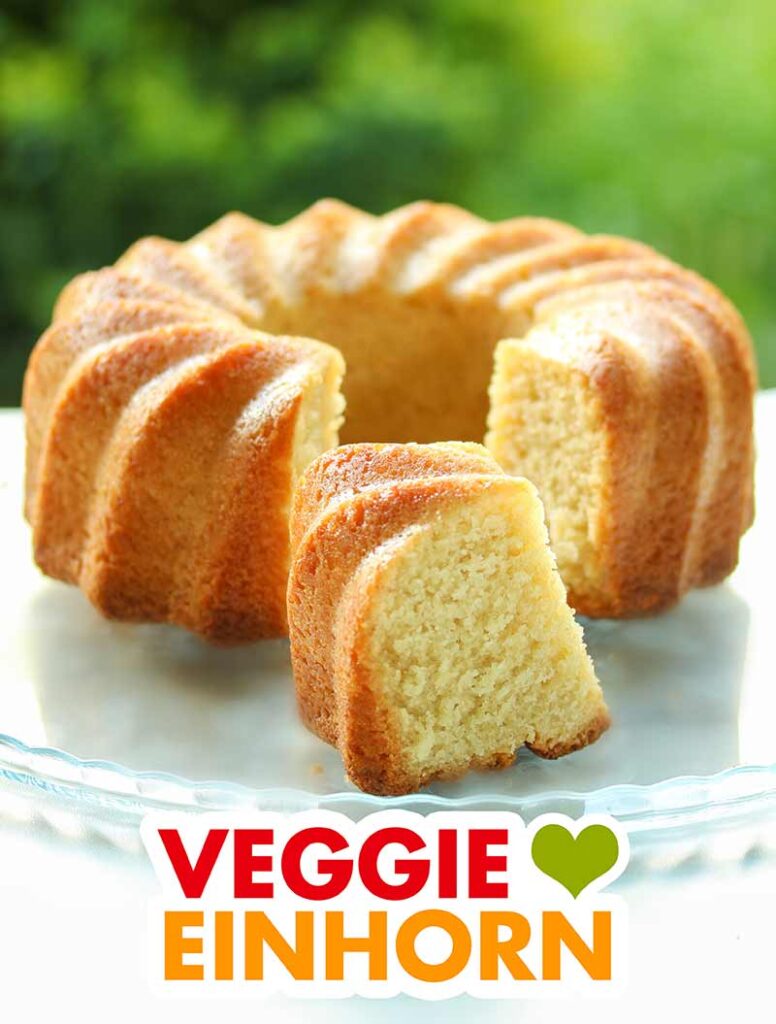 Ein veganer Rührkuchen auf einer Kuchenplatte