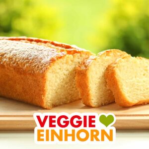 Ein angeschnittener Rührkuchen und zwei Scheiben Kuchen