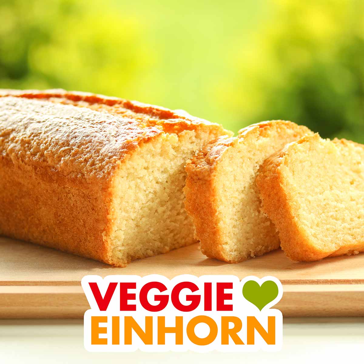Ein angeschnittener Rührkuchen und zwei Scheiben Kuchen