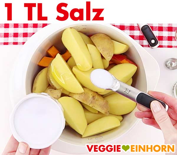 Kartoffel und Kürbisspalten würzen mit Salz.
