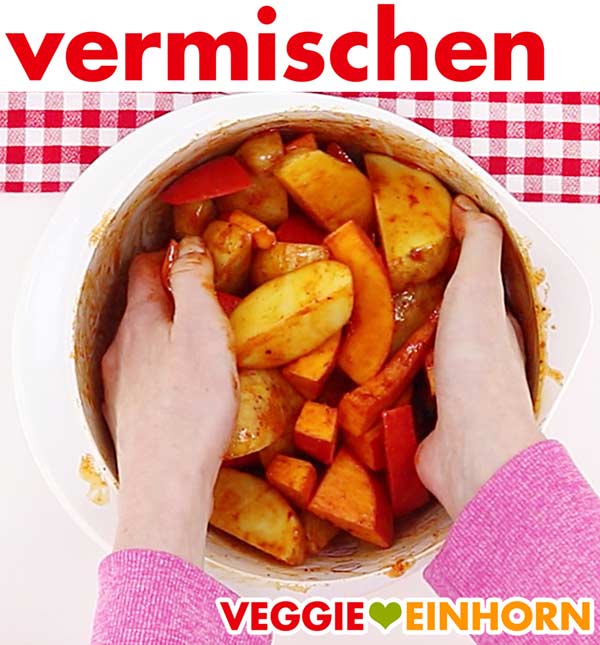 Kürbis und Kartoffelspalten mit Gewürzen und Öl mischen.