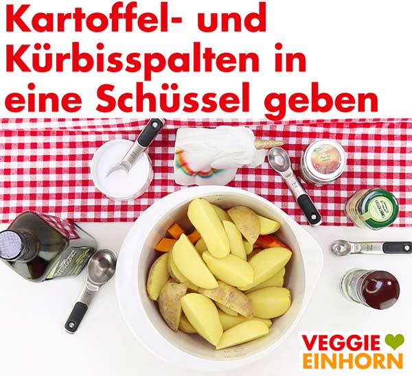 Kartoffel- und Kürbisspalten in eine Schüssel geben.