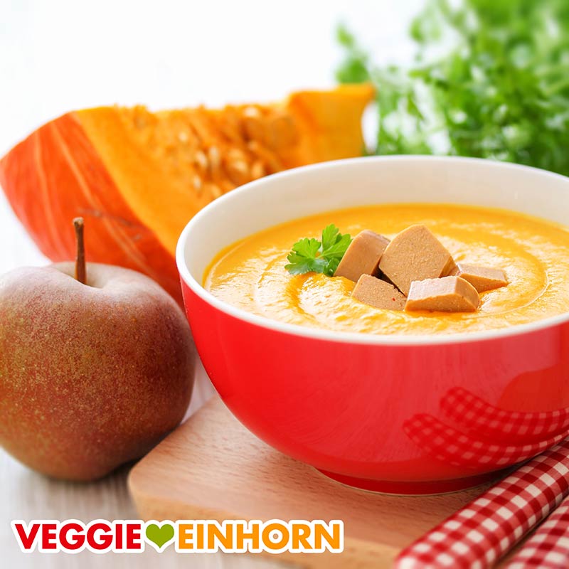 Kürbissuppe mit Apfel und veganen Wiener Würstchen