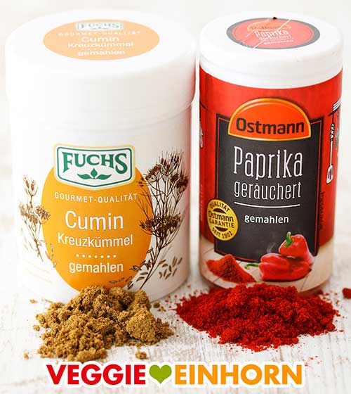 Kumin und geräuchertes Paprika Pulver Eine Dose Kreuzkümmel und eine Dose geräuchertes Paprika Pulver