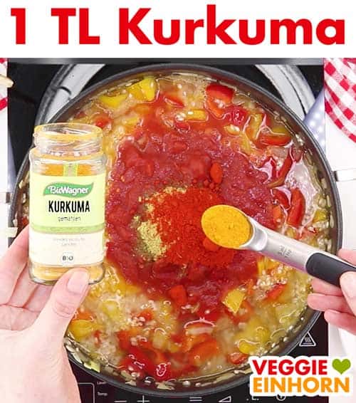 Vegane Paella wird gewürzt mit gemahlenem Kurkuma
