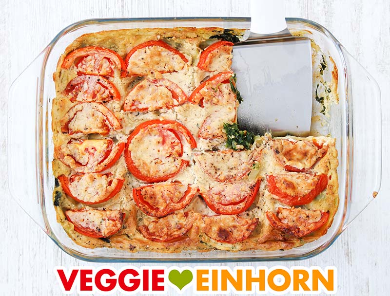Lasagne in einer Auflaufform mit Lasagneheber