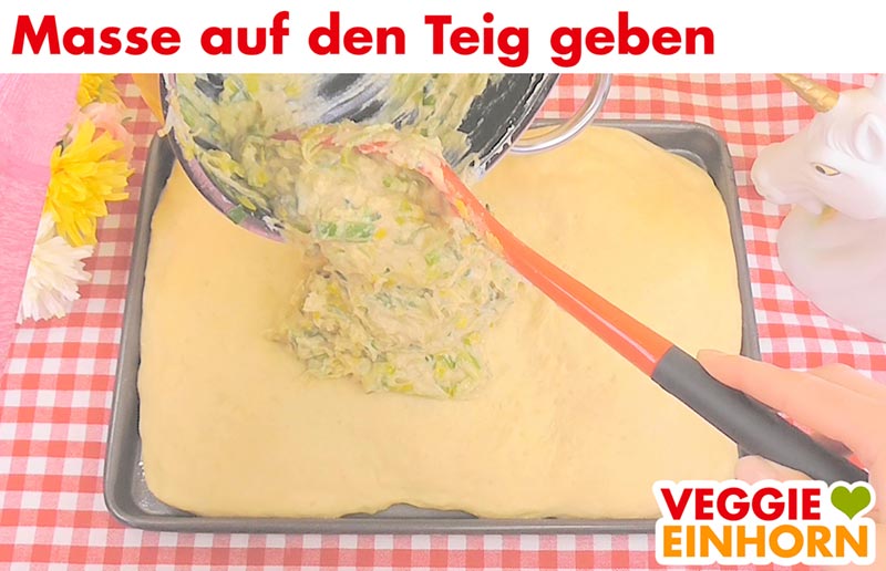 Lauch-Cashew-Masse auf den Teig geben