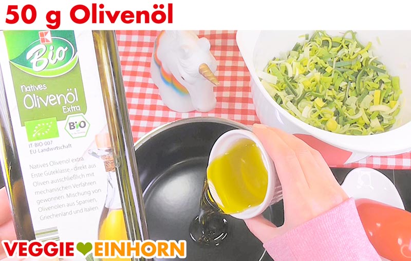 Olivenöl in Topf geben