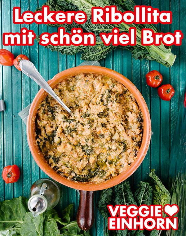Ribollita mit viel Brot in einer Suppenschale