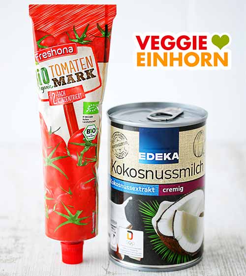 Tomatenmark und Kokosmilch Eine Tube Tomatenmark und eine Dose Kokosmilch