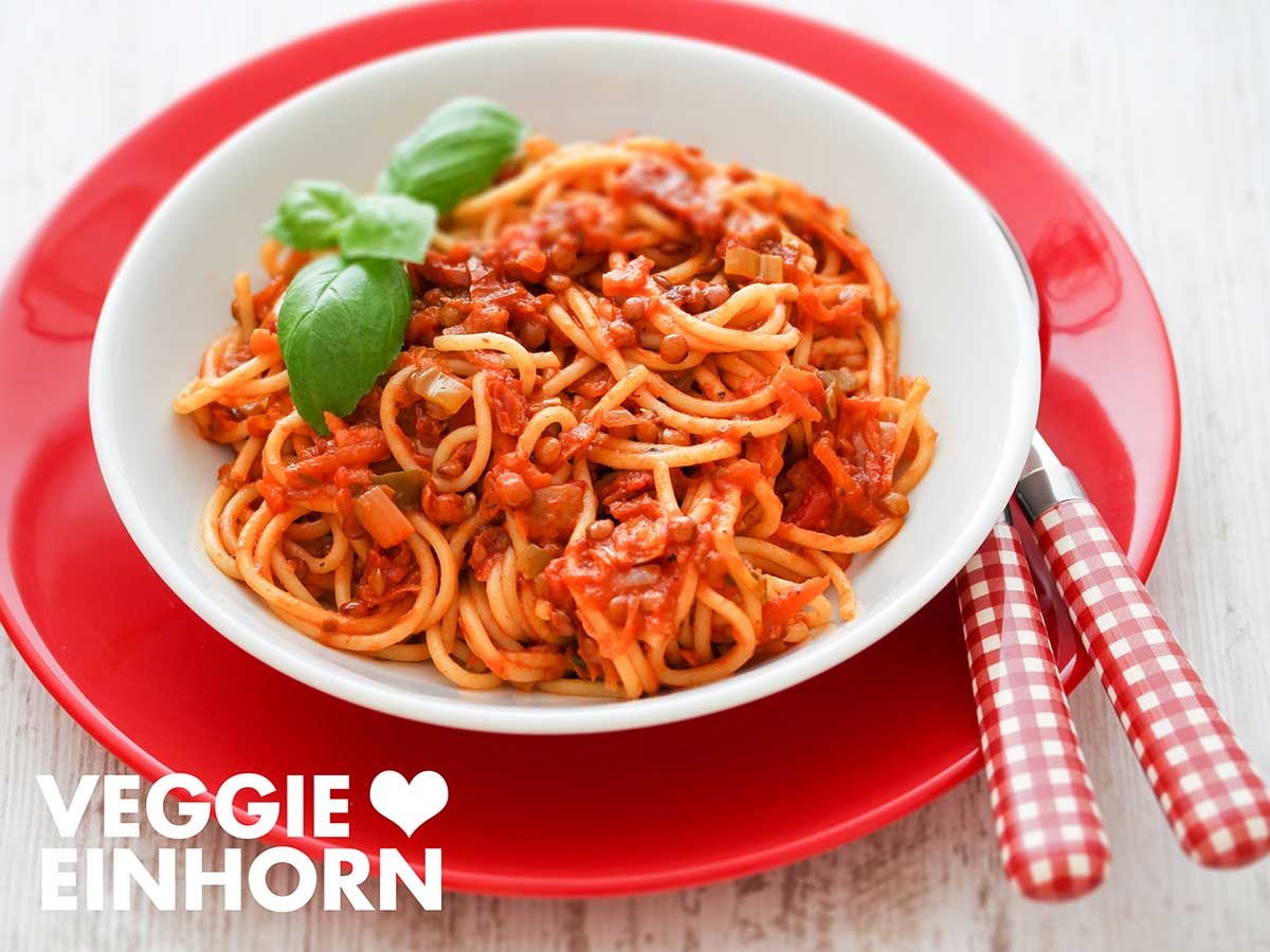 Ein Teller mit Spaghetti und Linsen Bolognese