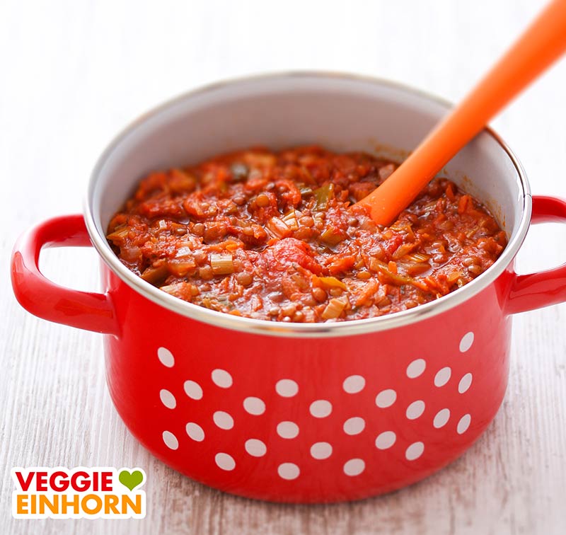 Ein Topf mit Linsen Bolognese