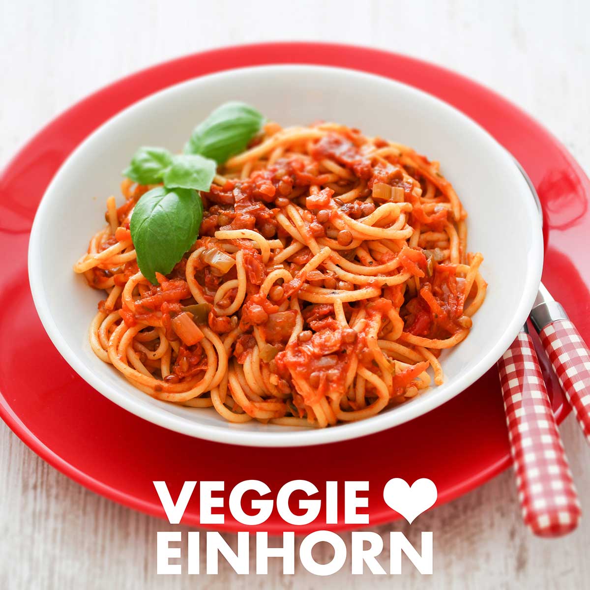 Spaghetti mit Linsen Bolognese auf einem Teller