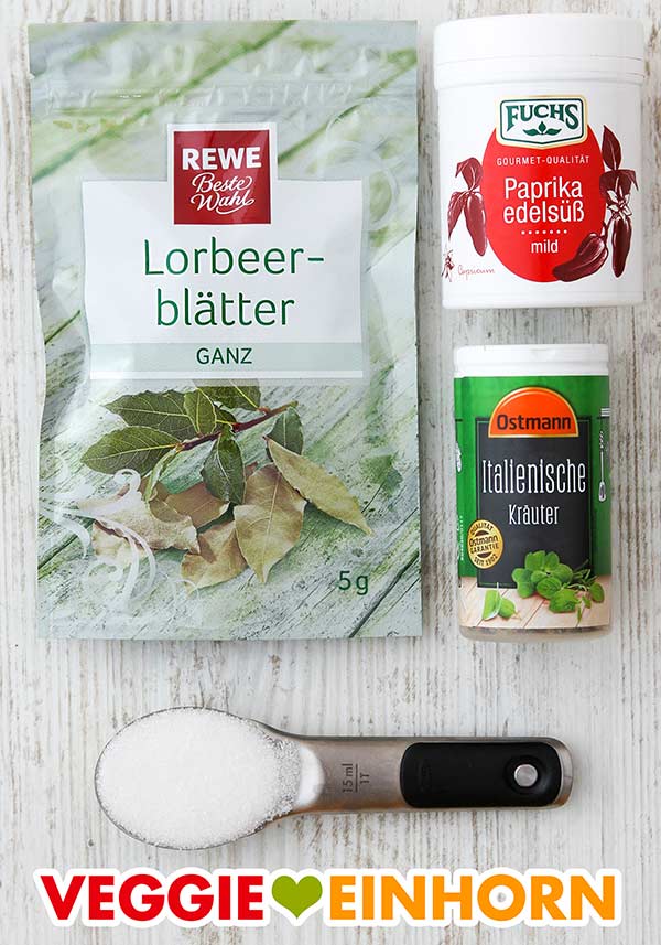 Lorbeerblätter, Paprika edelsüß, Italienische Kräuter, ein Löffel Zucker