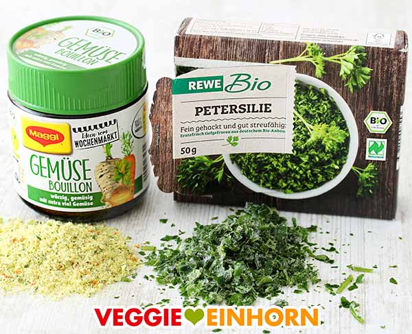 Gemüsebrühe Pulver und gehackte TK-Petersilie Ein Glas Gemüsebrühe und eine Packung tiefgekühlte Petersilie