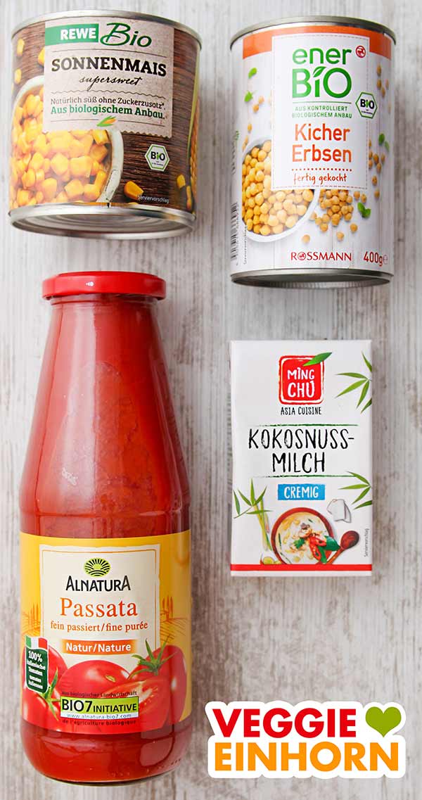 Mais, Kichererbsen, Tomatenpassata, Kokosmilch Eine Dose Mais, eine Dose Kichererbsen, eine Flasche passierte Tomaten, ein Tetrapack mit Kokosmilch