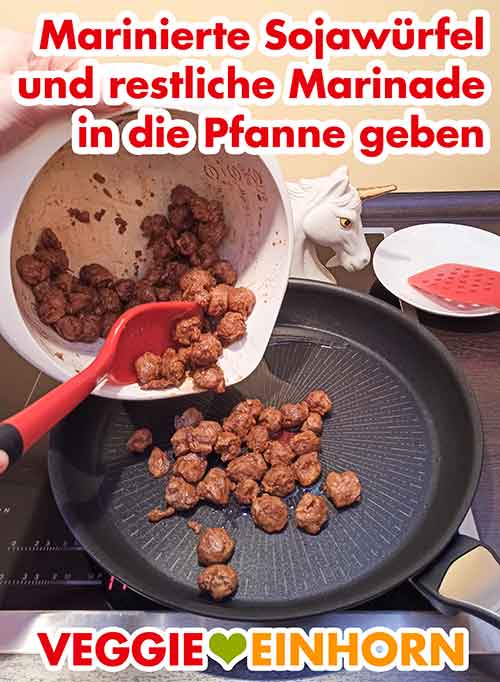 Die marinierten Soja Würfel in die beschichtete Pfanne geben Die marinierten Sojawürfel werden in die Pfanne gegeben