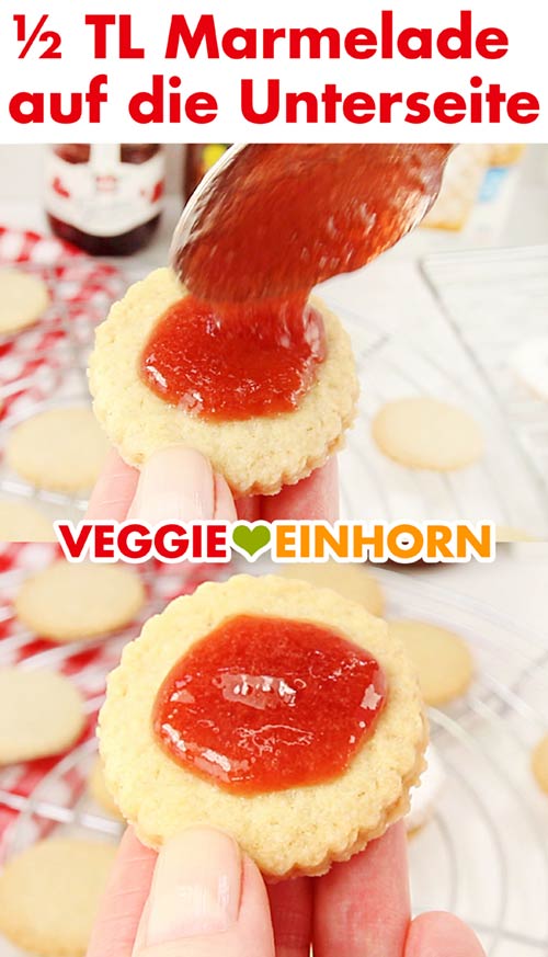 Marmelade auf die Plätzchen Unterseite geben Marmelade auf die Plätzchen Unterseite geben