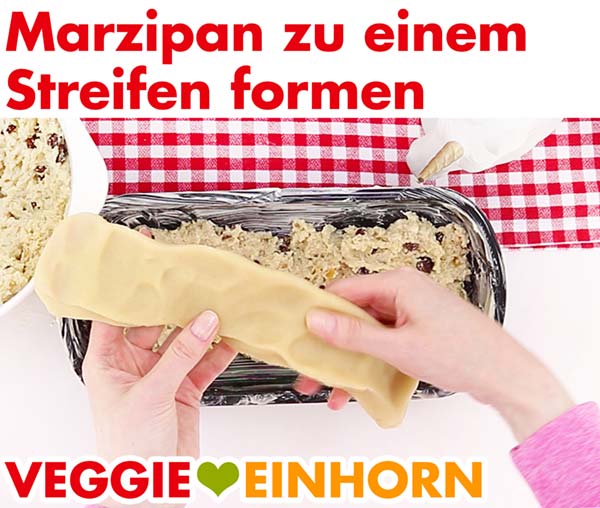 Marzipan zu einem Streifen formen Marzipan zu einem Streifen formen