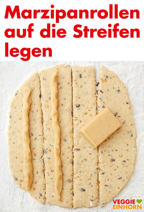 Marzipanrollen auf die Teigstreifen legen