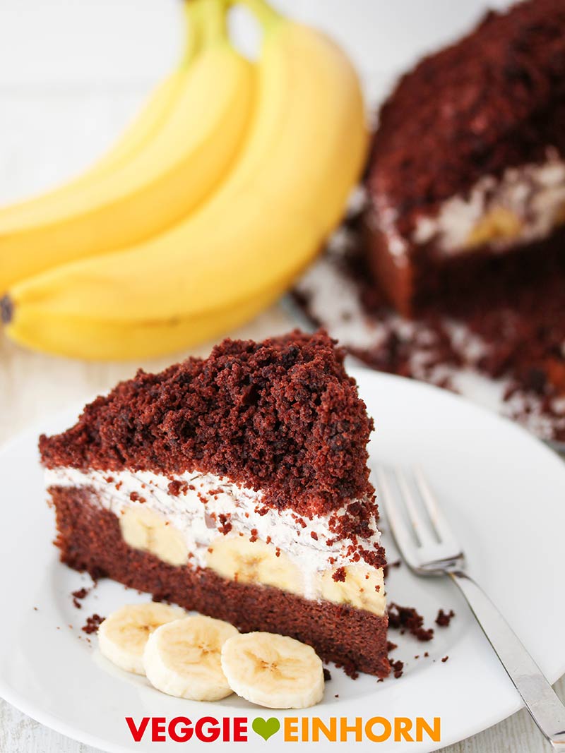 Ein Stück veganer Maulwurfkuchen mit Bananen