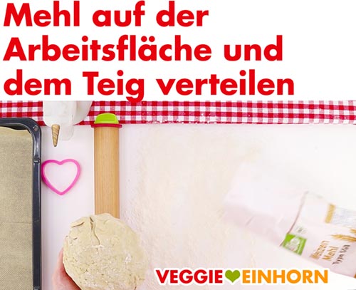 Mehl auf Arbeitsfläche und Teig verteilen