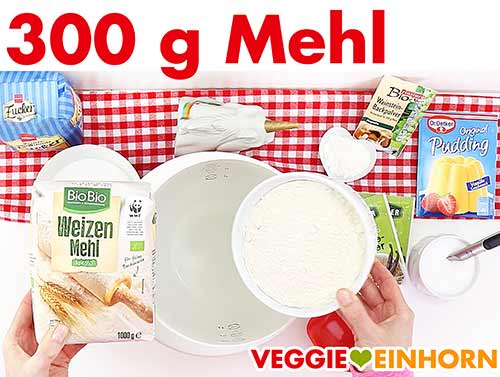 Du kannst Weizenmehl oder Dinkelmehl nehmen. 300 g Mehl