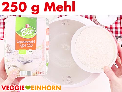 Mehl für Muffinteig in Rührschüssel geben