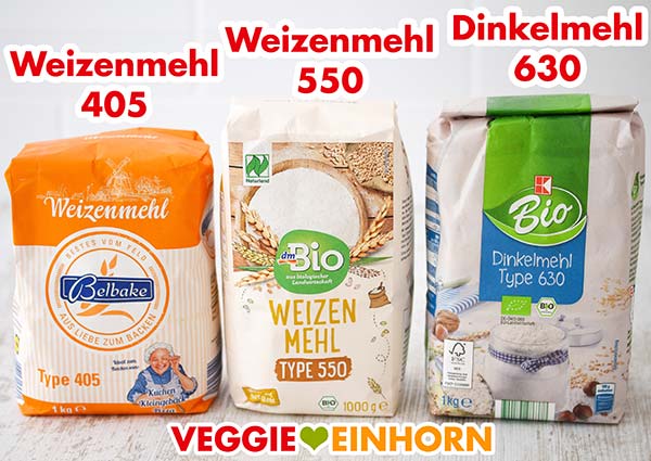 Drei Packungen Mehl auf einem Tisch