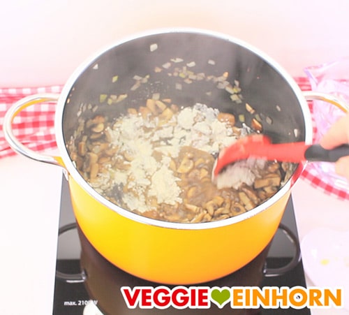 Mehl mit Champignons im Topf