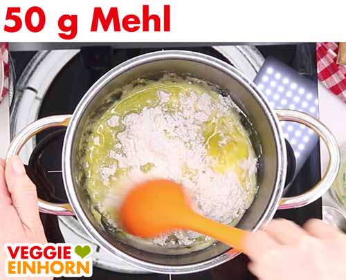 Mehl und Margarine im Topf Mehl und Margarine im Topf