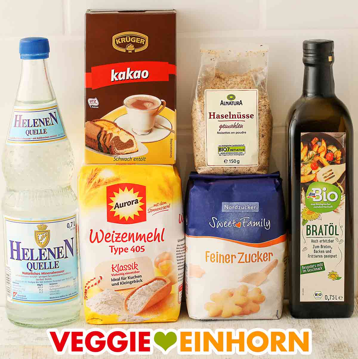 Wasser, Kakao, Mehl, gemahlene Nüsse, Zucker, Öl Mineralwasser, Kakaopulver, Weizenmehl Type 405, gemahlene Nüsse, Zucker, neutrales Öl