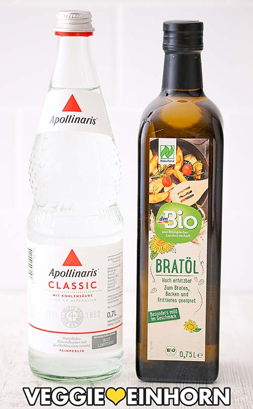 Sprudelwasser, neutrales Öl zum Backen Eine Flasche Mineralwasser und eine Flasche DM Bio Bratöl