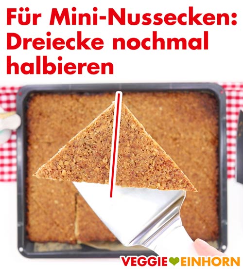 Für vegane Mini Nussecken die Dreiecke nochmals halbieren. Mini-Nussecken schneiden