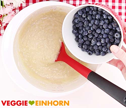 Muffinteig zubereiten mit frischen Heidelbeeren