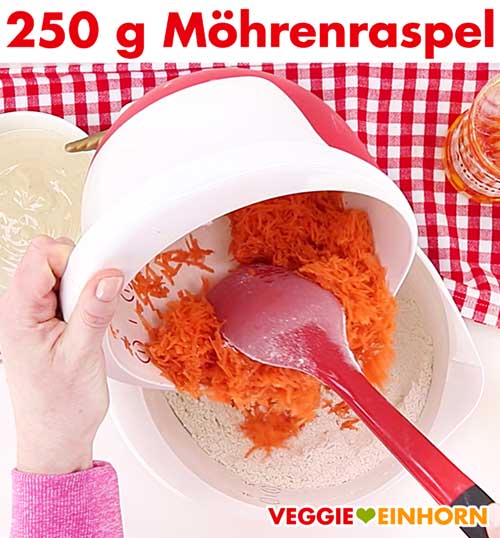 Möhrenraspel zum Teig zufügen Möhrenraspel zum Teig zufügen