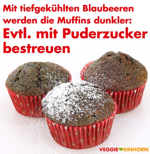 Muffins mit Puderzucker bestreuen