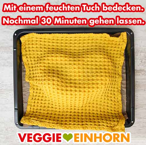 Auf dem Blech nochmal 30 Minuten ruhen lassen Neujahrsbrezel auf dem Backblech bedeckt mit einem feuchten Tuch