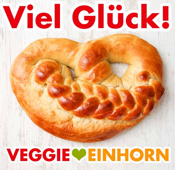 Die Neujahrsbrezel ist ein Glücksbringer zu Silvester und Neujahr Neujahrsbrezel auf einem weißen Tisch