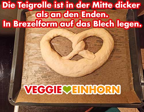 Formen der Neujahrsbrezel Neujahrsbrezel formen auf dem Backblech
