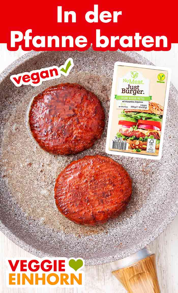 No Meat Just Burger Patties braten in der Pfanne. Zwei vegane Burger Patties in einer Bratpfanne