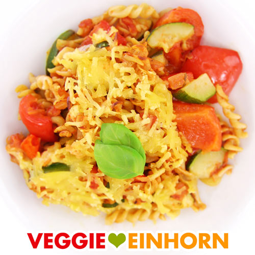 Veganer NUDELAUFLAUF mit Zucchini und Paprika | Glutenfreie Nudeln aus Kichererbsen-Mehl | Lecker überbacken mit veganem Käse | Rezept mit VIDEO