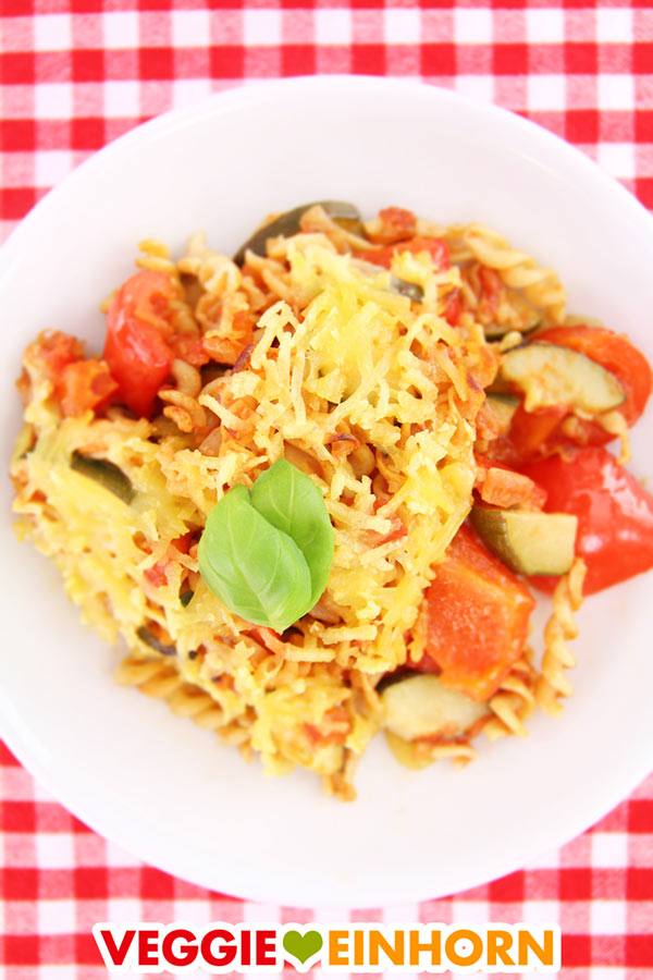 Überbackener veganer Nudelauflauf mit Paprika und Zucchini