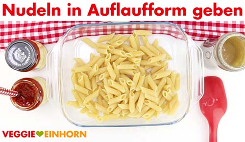 Die gekochten Nudeln in die Auflaufform geben. Nudeln in der Auflaufform