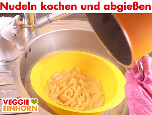 Die Nudeln abgießen. Gekochte Nudeln in einem Durchschlag