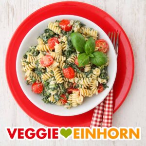 Nudeln mit Spinat und Frischkäse-Sauce mit Tomaten